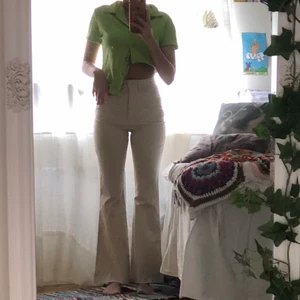Flare byxor - Finaste och och skönaste byxorna ifrån monki! Krämvit färg ungefär och sitter så bra på! Har en slits längst ner vid kanterna som är en sån fin detalj🤩 älskar dessa verkligen men måste tyvärr sälja då jag behöver plats i garderoben:(