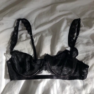 Bralette  - Säljer denna fina braletten som är nästan i nyskick, inga hål eller så. Frakt är inräknat i priset! 🤩