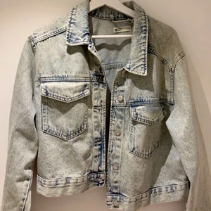 Jeansjacka  - En fin oversized jeansjacka från gina, skulle nog säga att denna passar folk från s-l, aldrig använd.💙🖌🦋🦕🐳