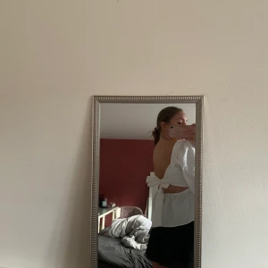 Topp den Gina trixat säljs inte längre - Använd en gång men storlekslappen är borta. Brukar ha runt m/l på sånna här blusar och den sitter jättefint på mig. Kort i modellen och knytningen kan man knyta upp och om för att den ska sitta bättre runt brösten