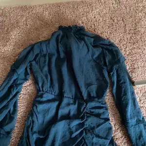 Helt ny klänning från shein som jag aldirg anvönt köpt för några år sen men tyckte inte den passade eller va så snygg på mig. Den är prickig och lite mörkare blå. Den har krage och ärmarna är långa. Frakt ingår i priset!💕