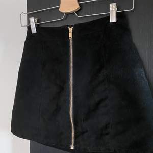 Svart kjol i mockaimitation med silvrig dragkedja. Köpt på H&M för ett par år sedan men i bra skick. Köparen står för frakt ❤️
