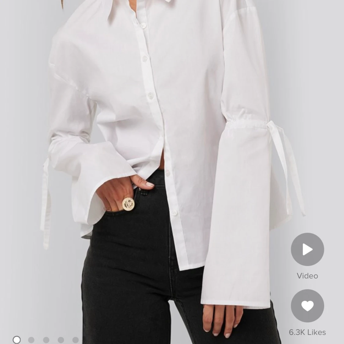 Vit skjorta med detaljer 