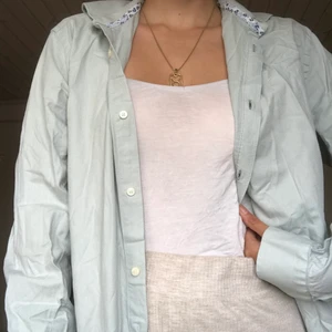 Mintgrön oversize RILEY skjorta  - En otroligt fin mintgrön oversize skjorta som tyvärr inte fått den kärlek den förtjänar på senaste, vill därför sälja den vidare till ett kärleksfullt hem 🧚 Storlek M herr, jag har xs/s i vanliga fall och skulle säga att den passar XXS-L beroende på önskad passform. inga anmärkningar, i princip nyskick 🦋 pris är disskuterbart, hör gärna av dig vid frågor 💓