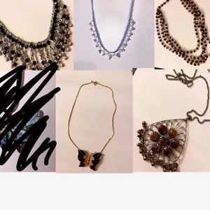 halsband - säljer 6 olika halsband, det nere till höger har lång kedja men de andra är ”normallånga”. blå fjärilen, brunvita halsbandet och det uppe till vänster har justerbara band.    det blåvita är med äkta stenar! skriv privat för fler bilder eller om ni undrar något!!🥰 50kr/st men paketpris kan självklart fixas!!  BLÅ FJÄRILEN SÅLD
