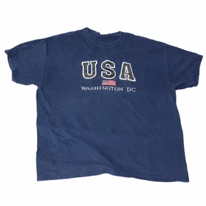 USA - vintage t-shir - En riktigt cool tröja från USA och Washington DC. Trycket är klassiker och ger riktigt vibbar från det tidiga 00-talet. Är köpt på en thriftstore i USA som heter Ross.