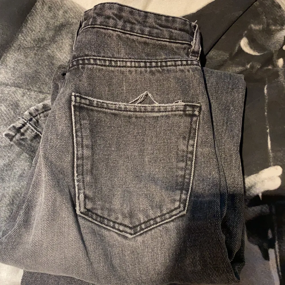 Storlek 34 eller xs, små på mig därför säljer jag dom. Jeans & Byxor.