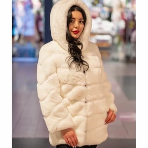 Jacka i vit fake päls  - En jättemysig jacka från butiken garoff som är i storlek XS. Det är en lite längre vit jacka i fake päls med både knappar och luva. Har bara använt en gång och inte fått mer användning av den, köpte den för 1299kr och säljer den för 600kr + frakt kostnad. Pris kan diskuteras 