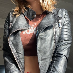 Skinnjacka - Säljer denna fina skinnjackan från chiquelle i modellen moto jacket black. Den e i storlek 36. Jag köpte den för 699 och mitt pris är 100kr.