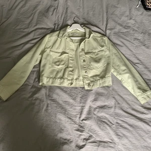 Grön cropped jeansjacka - Säljer min gröna cropped jeansjacka från GinaTricot som jag inte använder längre. Använd en del men är i lika fint skick som när jag köpte den💕 Storlek Xs men passar Xxs/Xs/S