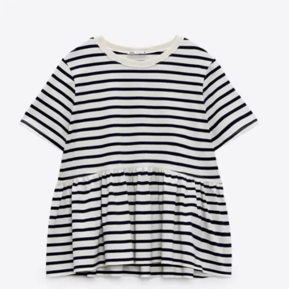 Säljer denna mycket populära och jättefina t-shirt från Zara men en söt volang nertill💕💕💕💕(Lånade bilder). T-shirts.
