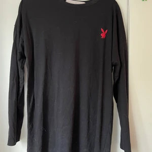 Playboy - Säljer min älskade playboy tröja, den är oversized och funkar att ha som en klänning!