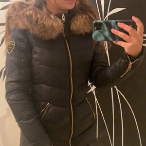 Rock and blue jacka - Jackan är i storlek 32. Säljer jackan för 1400kr (priset kan diskuteras och sänkas). Har ej använt den så många gånger för den är för tajt på mig det är just därför jag säljer den. Jackan är perfekt för Sveriges kalla vintrar den värmer jättemycket och är superskön. Den är också lång så den värmer din rumpa när du sitter.