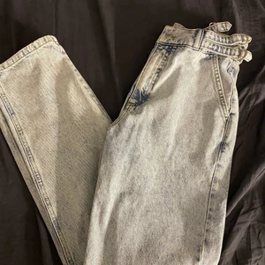 Blåa Jeans  - Nästan helt oanvända jeans