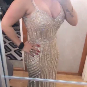 Super snygg fest klänning st 38 - Har lite skavanker ner till! Men super snygg klänning som får en att glänsa 