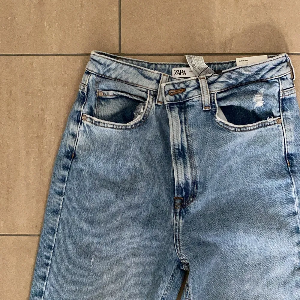 Så fina jeans i storlek 38 men passar även en 36. För små för mig så köpte en större storlek, så aldrig använda med prislapp kvar. Slutsålda på hemsidan och i en perfekt tvätt. Slits längst ner. Köpta för 360 kr. . Jeans & Byxor.