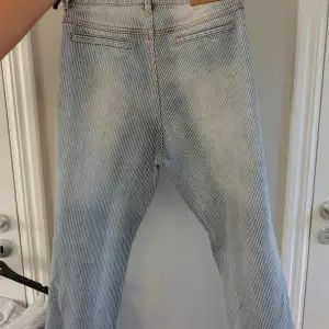 Byxor Custommade.  350kr Blå/vit randiga jeans från märket cutommade. Loose/baggifit. Storlek 29