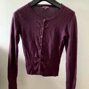 Tröja/kofta - En väldigt fin auberginefärgad överdel som går att använda både som tröja och kofta 