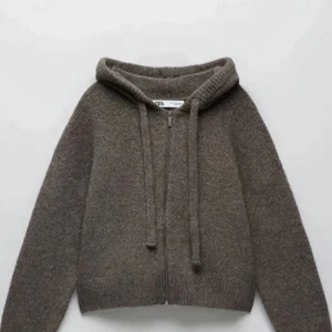 Stickad tröja från zara - Superfin stickad kofta med zip, helt slutsåld på zara! buda! 💜