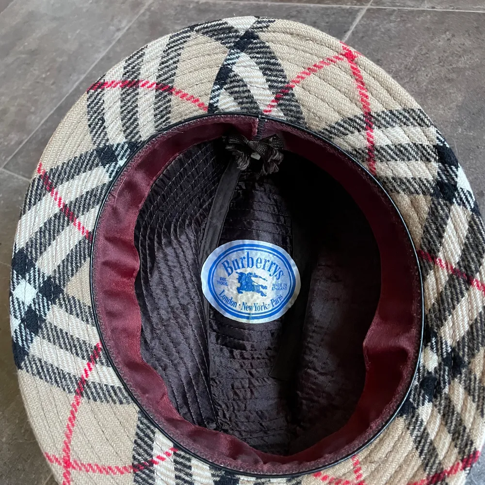 Vintage burberry bucket-hat  Size 57 cm Finns tecken på användning  100% wool . Accessoarer.