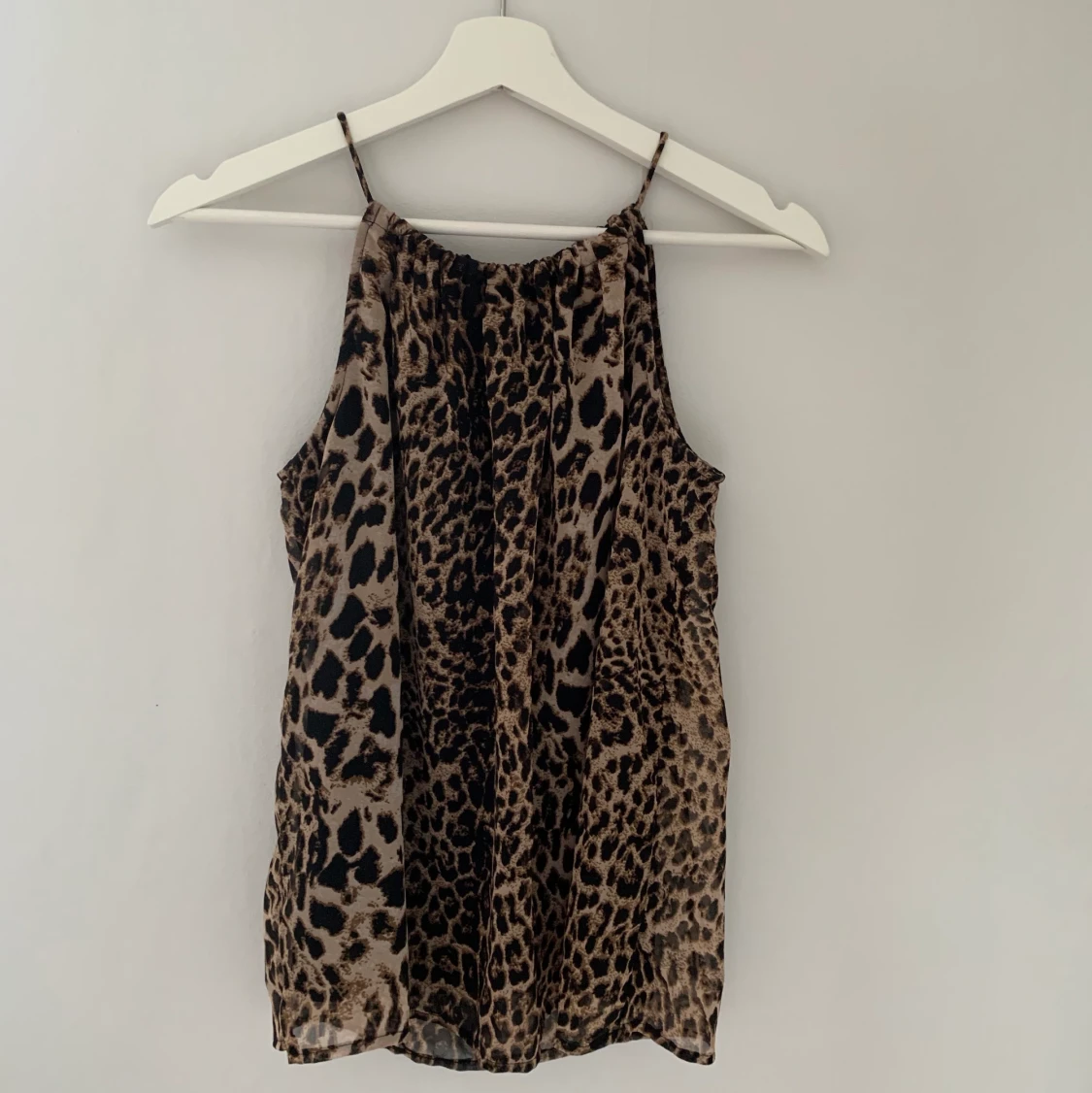 Leopardmönstrad top från pieces - 90