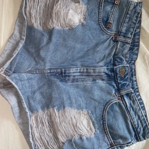 Monki shorts med påsydd lapp - Superfina monki jeans-shorts med en påsydd ”ägg-lapp”. Dom är i storlek 30 och kostade 400kr när jag köpte dem. Säljer pga att de inte passar längre och blir glad om någon annan tycker om dem lika mycket som jag gör:))