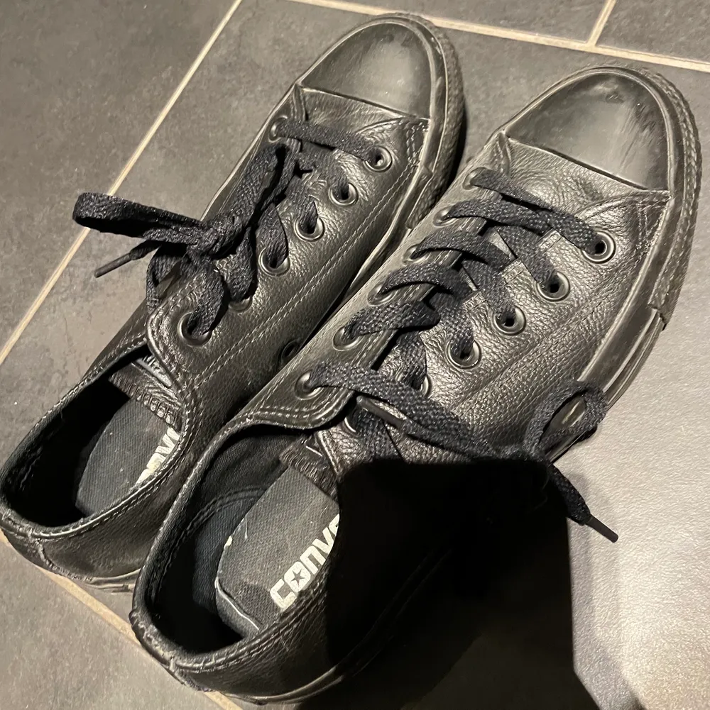 Snygga i trendiga converse i svart läder. Storlek 37, 23,5 cm. Nytt skick, aldrig använda. Tar plats i garderoben säljes därför.. Skor.