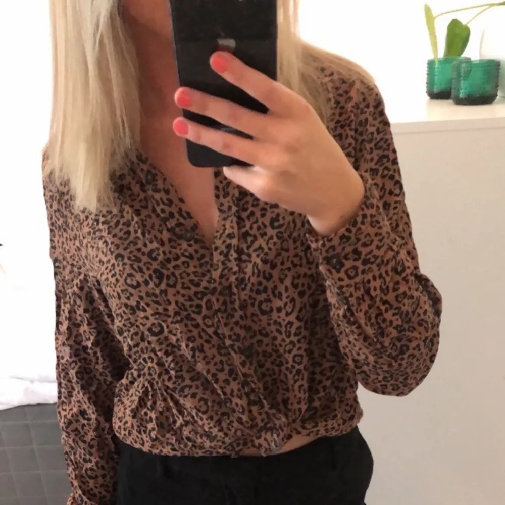 En brun leopardmönstrad skjorta i storlek xs från h&m. Skjortor.