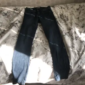 Vanliga mörka jeans