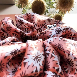 Scrunchie handsydd av vintage sidensjal - Detta är en scrunchie som jag har sytt av en vintage sidensjal. Den är oerhört mjuk och följsam men håller ändå en messy bun stadigt på plats. 