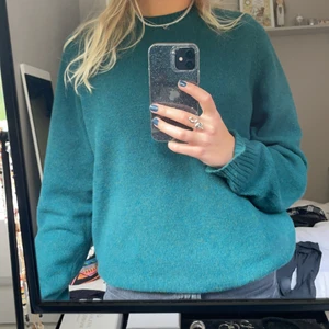 tröja - säljer denna tröja i 100% ull, superfin grön färg😇😇 storlek M (herrstorlek) men sitter bra på mig som vanligtvis har S