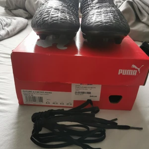 Puma future 4.3 netfit fg/ag - Säljer mina puma future netfit fotbollsskor som har stått på hyllan i några år. Sko snöra medföljer även om d einte sitter på nu. Storlek 42,5. Mycket sköna och lätta att spela i. 