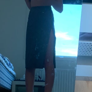 Grå kjol med slits - Aldrig använt. Klippt slitsen själv men inget som syns att det är gjort själv. Kommer inte till användning. 