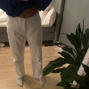 Vita jeans - Lite oversize vita jeans från nakd, raka och långa i modellen💘