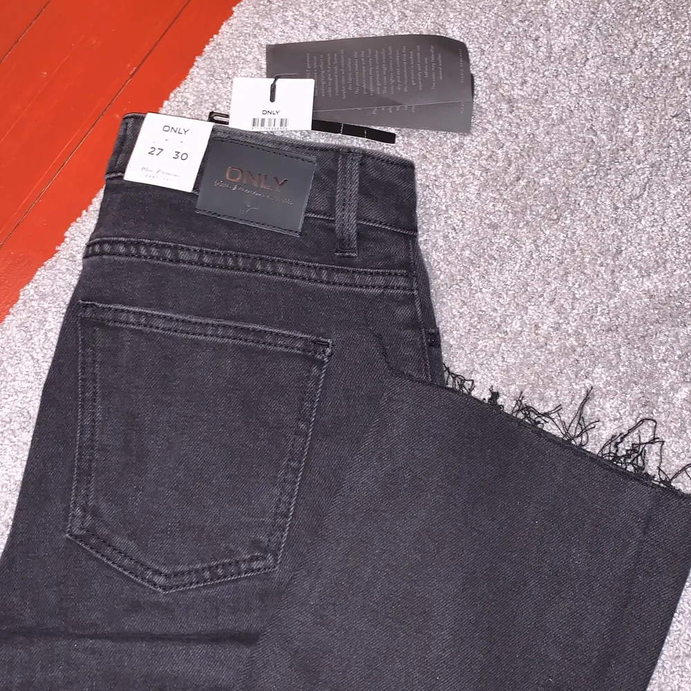 Svarta mom jeans från only, dessa är aldrig använda, storlek 27/30 , 250kr. Jeans & Byxor.
