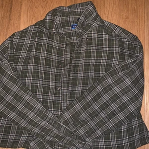 Flanell  - Lätt croppad flanellskjorta från beyond retro! Aldrig använd av mig.