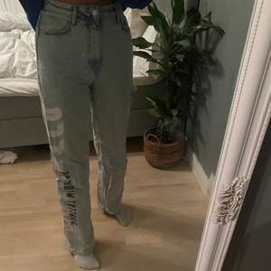 Jeans med text på sidan från pull&bear💘