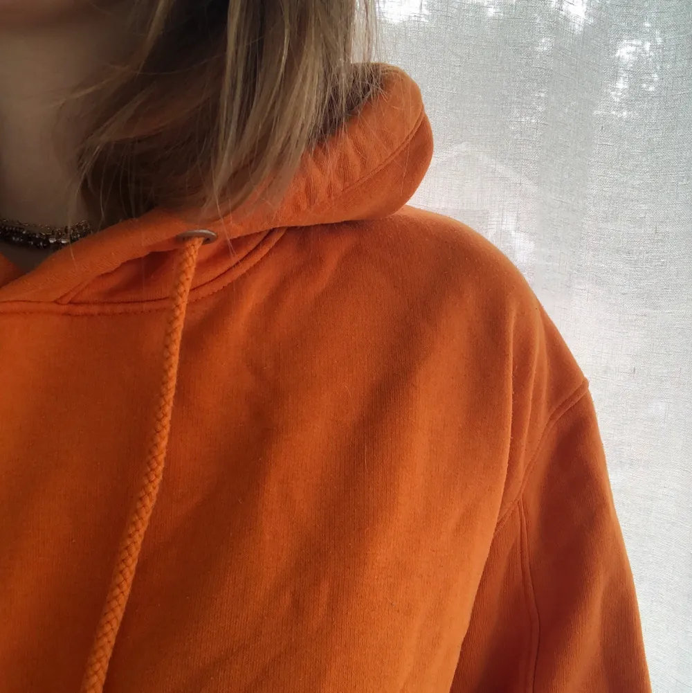 En orange hoodie från Weekday. Lite nopprig men annars fint skick. Den är i S men är oversized på mig som är M:). Hoodies.