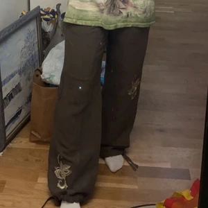 Linen  - Säljer dessa fina linen byxor pga att de inte kommer till användning! Inga synliga fel eller skador samt många fickor och snören längst ner för att dra in byxorna :) frakt tillkommer ✨