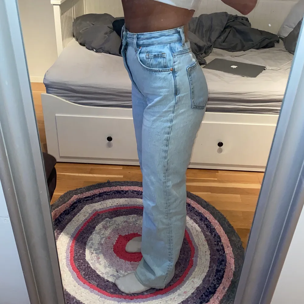 Tänkte sälja dessa ljusblåa jeans från zara då jag ej använder dem. Slutsålda och har knappt använd dessa. Perfekt längd till mig som är 164cm eftersom att jag sytt upp dem! . Jeans & Byxor.