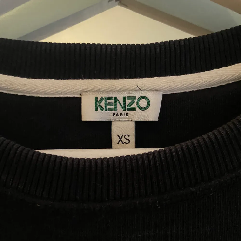 Fin KENZO tröja som jag inte använder längre, har bara använt den ett fåtal gånger. Som nytt skick, normal i storleken och har väldigt fin passform.. Tröjor & Koftor.