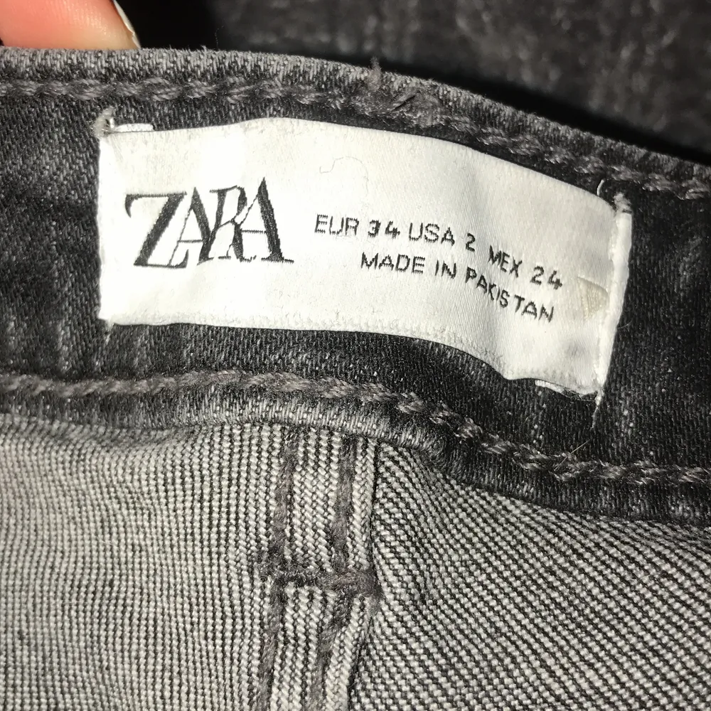 Säljer dessa as najs jeans från zara som tyvär ibte kommer till användning. De är i storlek 34 och har slits på insidan. Köp direkt för 250kr💕. Jeans & Byxor.