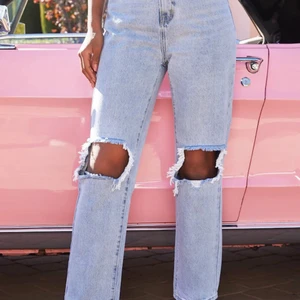 Raka jeans 90s - Raka jeans med slitning. Endast testade. Modellen bär strl 36. Slutsålda online.