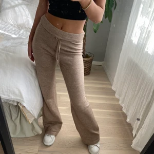 Byxor - ‼️ Lägger upp annonsen igen pga oseriösa bud‼️          Såå fina och perfekta byxor nu till hösten ifrån nelly. Stl XS (stora i storlek, också uppvikta en gång upptill)🤎 Köparen står för frakten! 