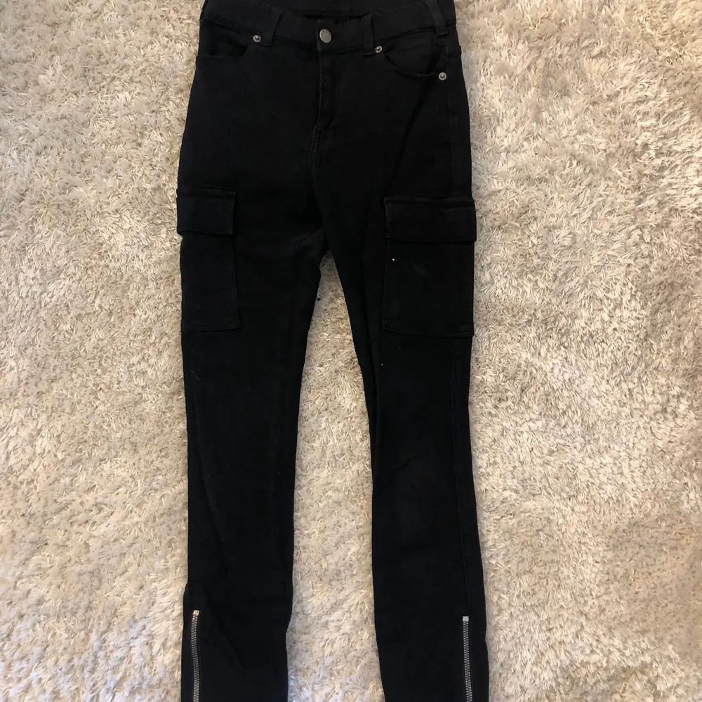 Svart dr.denim jeans med dragkedja vid ankeln. Nästan aldrig använda.(Frakt 50kr). Jeans & Byxor.