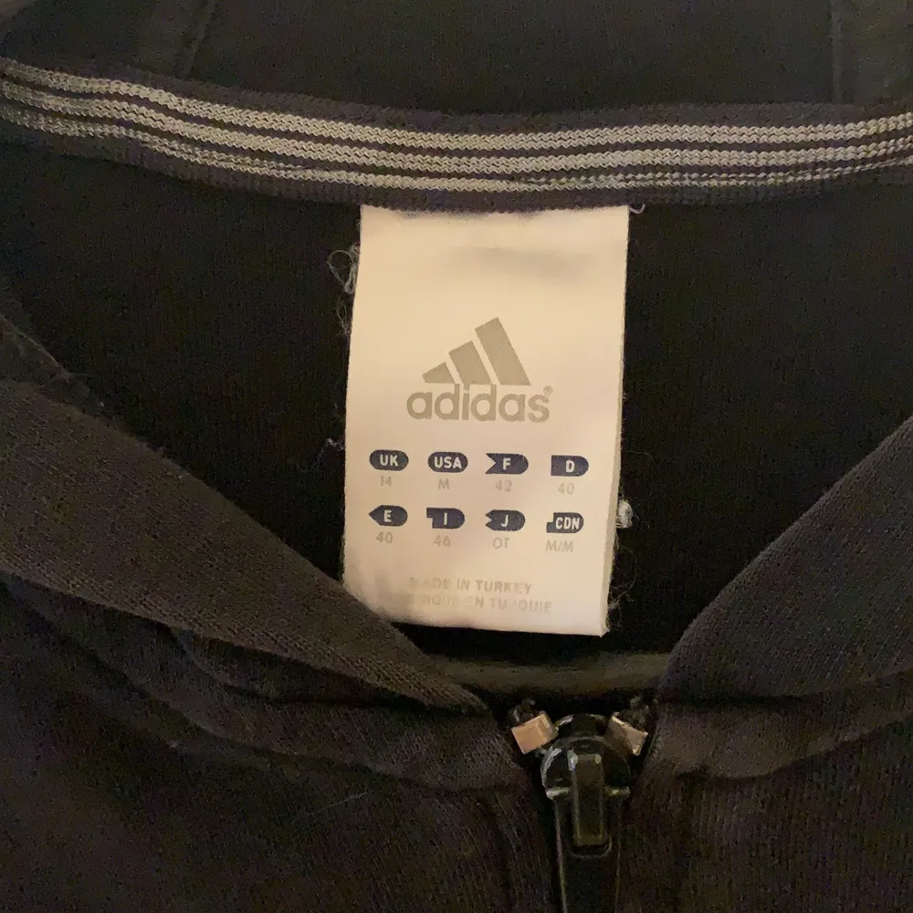 En skön hoodie från Adidas. Lite osäker på storleken men jag är S/M i överdelar och den här är over size.. Hoodies.