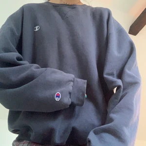 Vintage sweatshirt  - !💓 Vintage Champion sweatshirt tror jag💗💗💗 så stor och mysig på mig som har S och är 174 typ😋 pyttelite sliten längst upp vid kragen där det är ett V typ 
