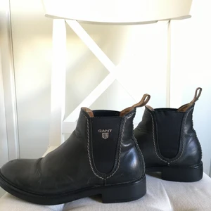 Gant boots strl 37 - Använda med små ” patcher ” här o där & lite vikt framme men fortfarande i bra skick 🖤 köpt för ca 1700kr, säljer därför för 300kr samt pga aldrig kommer till användning längre 🖤  De va en STOR favorit för mig en gång i tiden , kanske blir dina nya :)  Kontakta för mer bilder.  Betalning sker via Swish <3