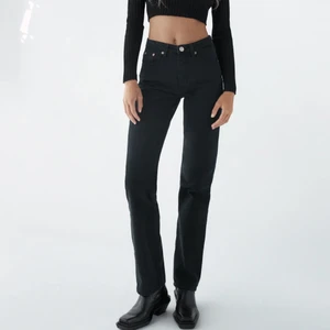 Midrise straight leg  - svarta jeans från zara i väldigt fint skick, storlek 38 men ganska små i storleken 