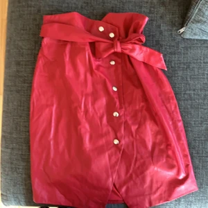 Röd skinnkjol  - Använd 1-2ggr. Lite längre skinnkjol från Bikbok. Köparen står för frakt. 